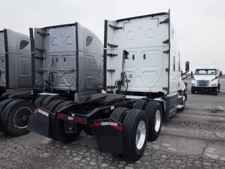2019-freightliner-cascadia-126-image-10