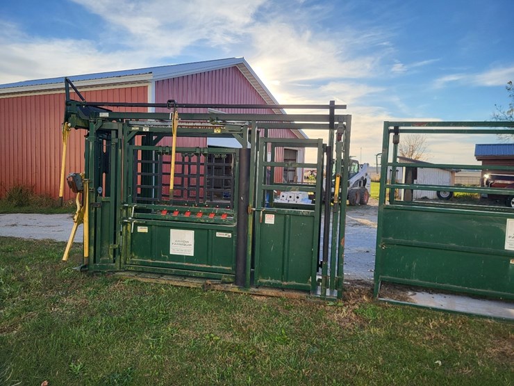 arrow-farmquip-8400-q-catch-cattle-squeeze-chute-w/alley-way---like-new-image-6