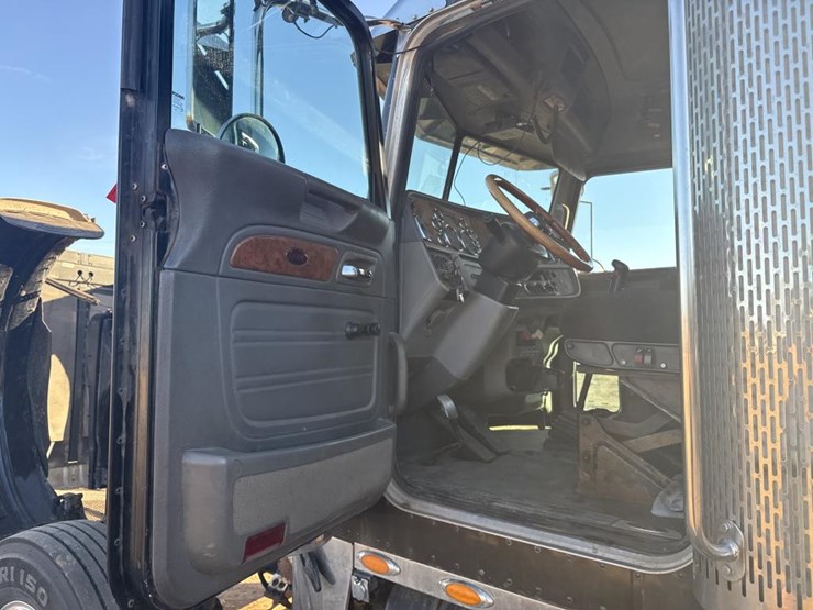 2008-peterbilt-388-image-19