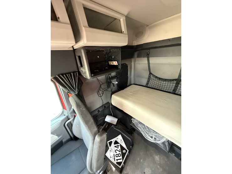 2019-freightliner-cascadia-126-image-22