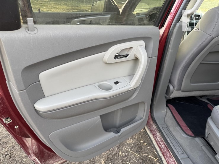 2010-chevrolet-traverse-image-16