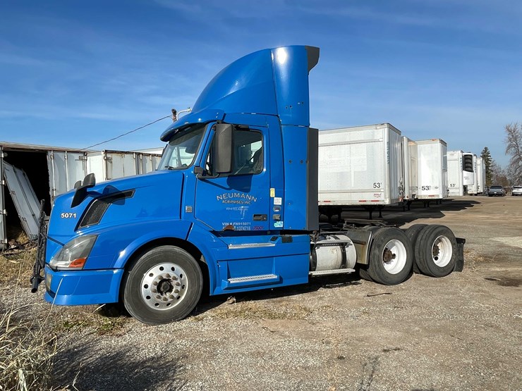 #202-•-2015-volvo-semi-tractor-(has-wi-title)-(denmark,-wi)-image-2