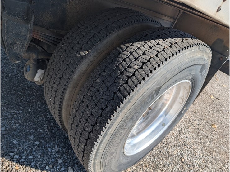 2017-peterbilt-337-image-12