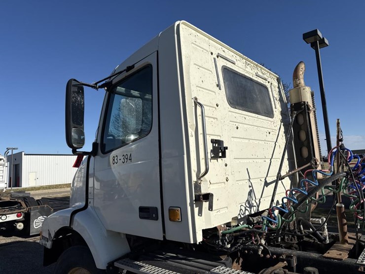 #1994-•-1999-volvo-day-cab-truck-tractor-image-27