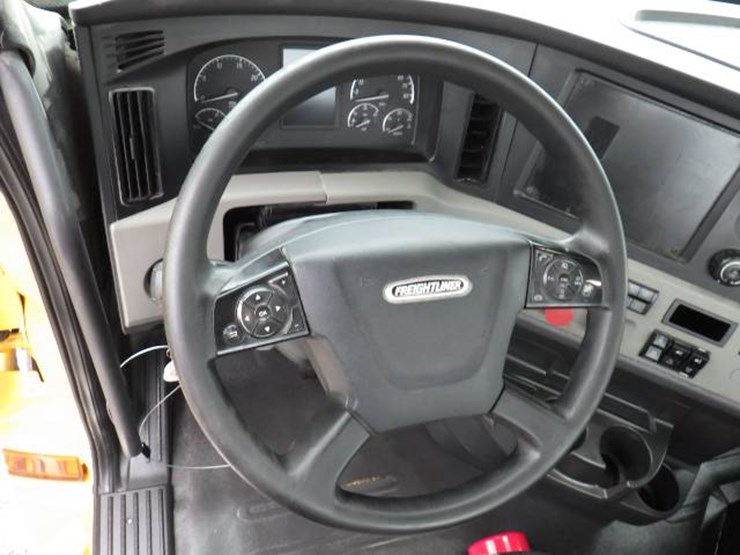 2019-freightliner-cascadia-126-image-17