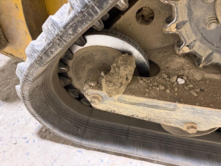 2021-deere-317g-image-19