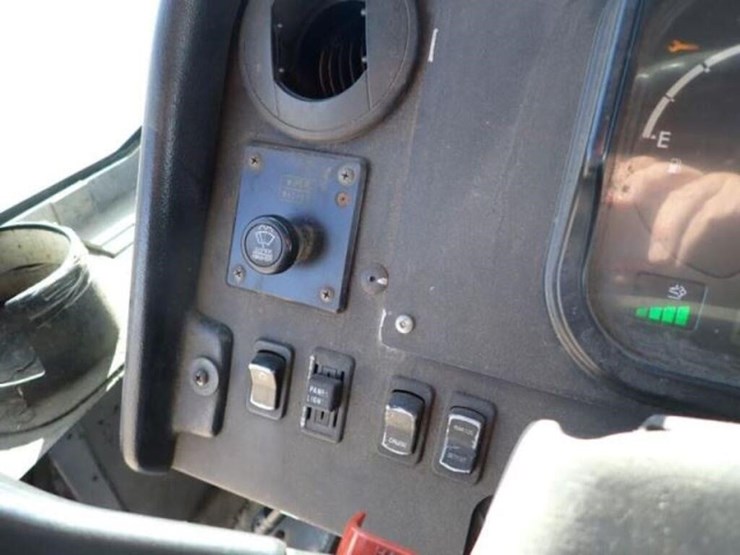 2012-freightliner-mt55-image-19