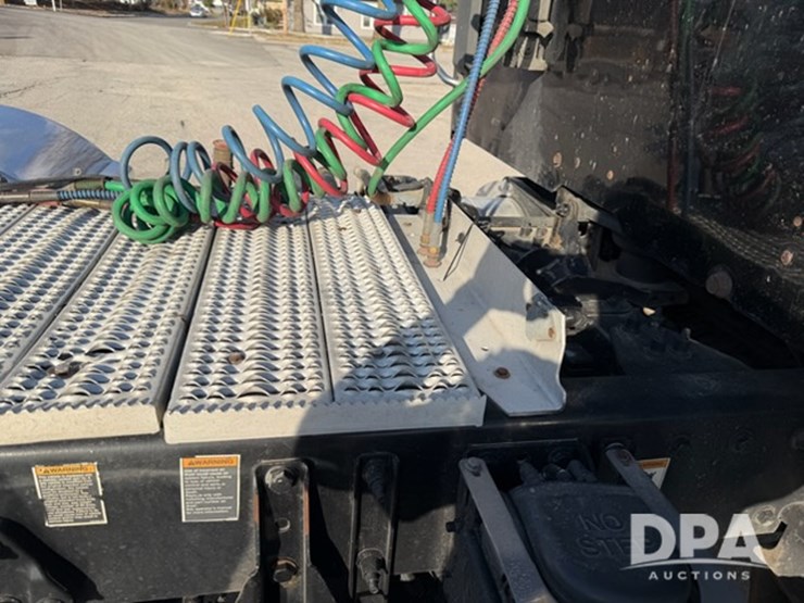 peterbilt-567-image-24