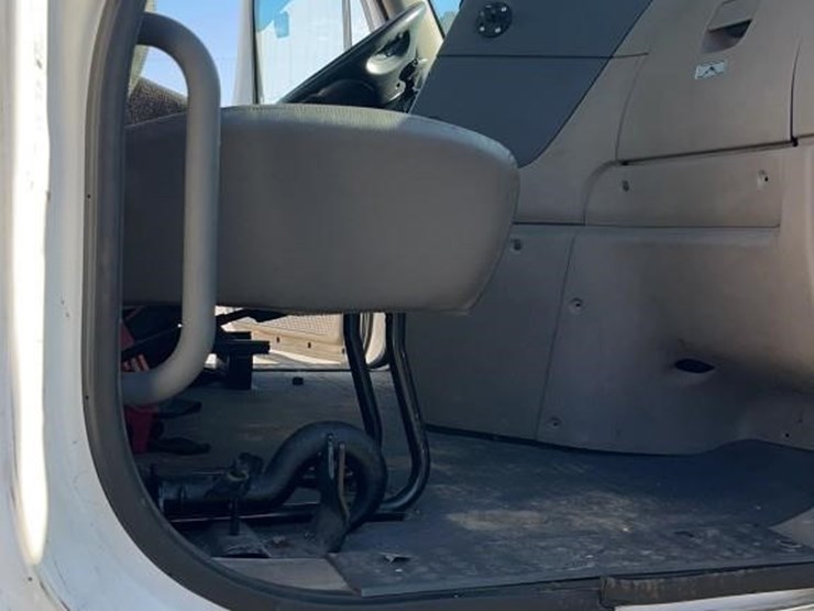 2016-freightliner-cascadia-125-image-24