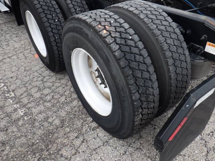 freightliner-cascadia-126-image-13