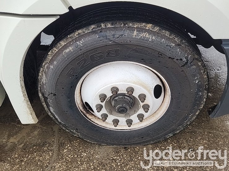 2019-freightliner-cascadia-126-image-9