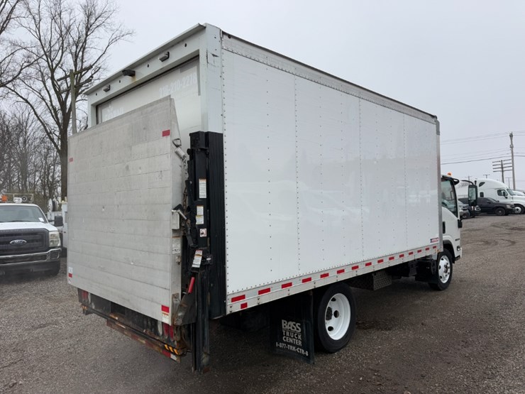 2023-isuzu-npr-image-3