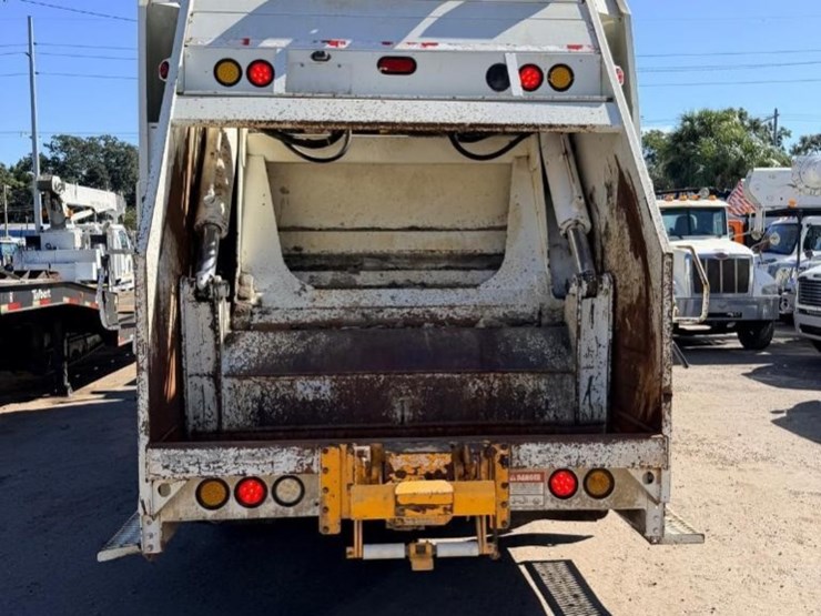 2013-crane-carrier-co.-garbage-truck-image-5
