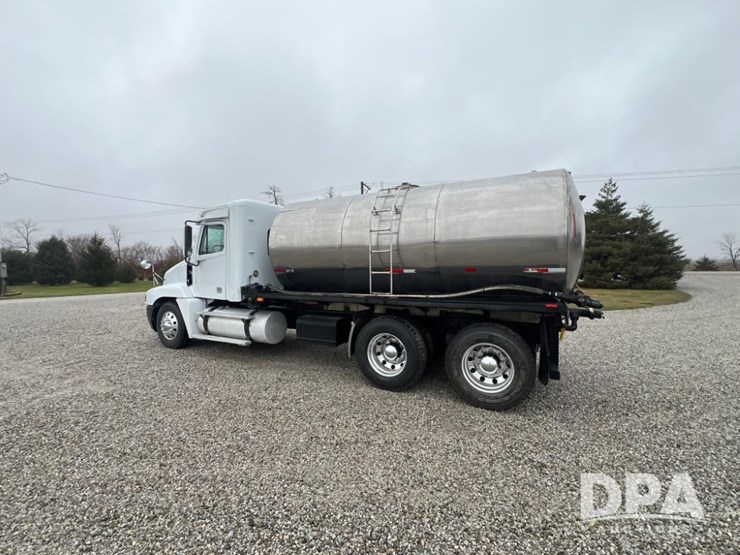 1999-freightliner-flc120-image-5