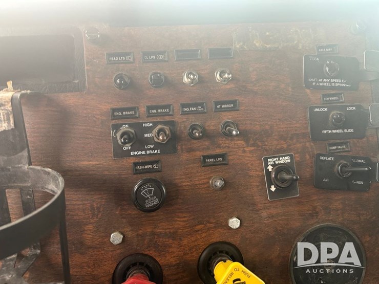 1999-peterbilt-379-image-50