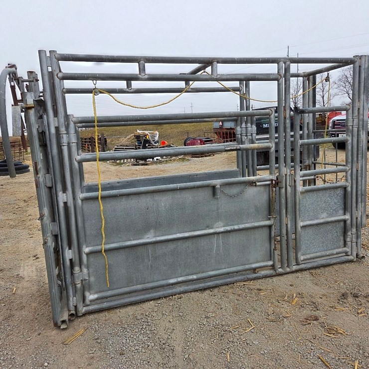 cattle chute w/ palpation cage