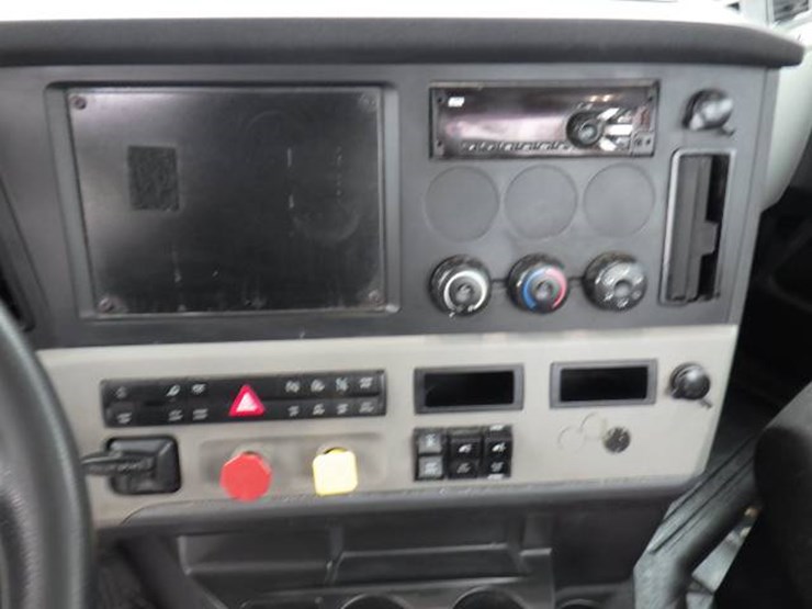 2019-freightliner-cascadia-126-image-19