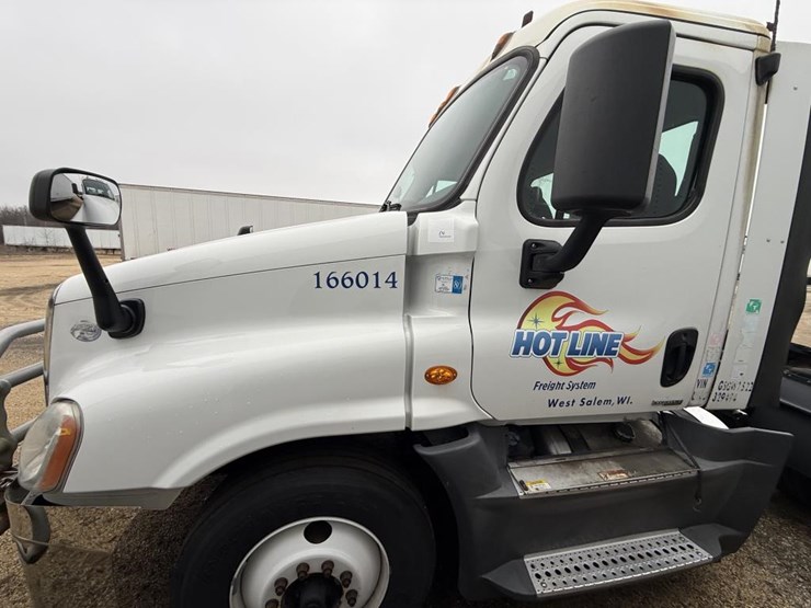 #1175-•-2016-freightliner-cascadia-day-cab-truck-tractor-image-4