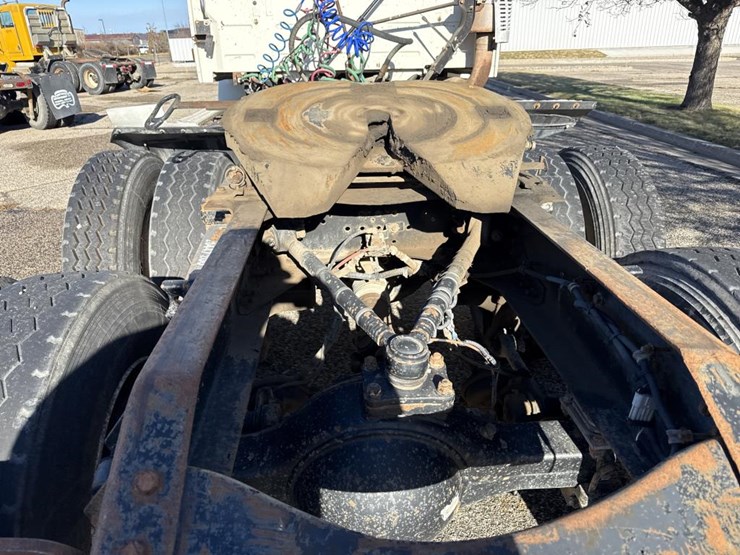 #1994-•-1999-volvo-day-cab-truck-tractor-image-32