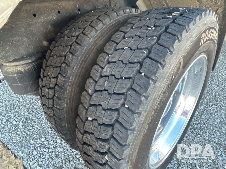 peterbilt-330-image-24