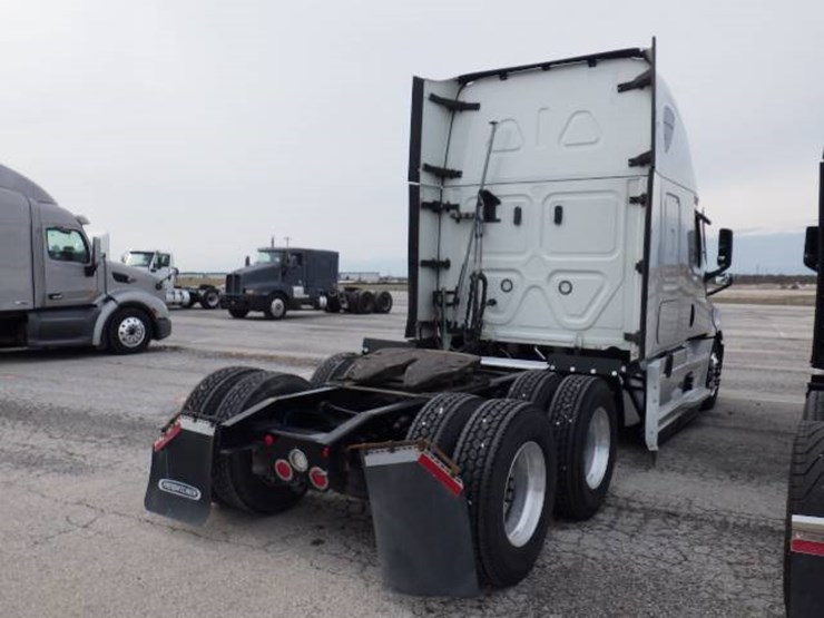 freightliner-cascadia-126-image-11