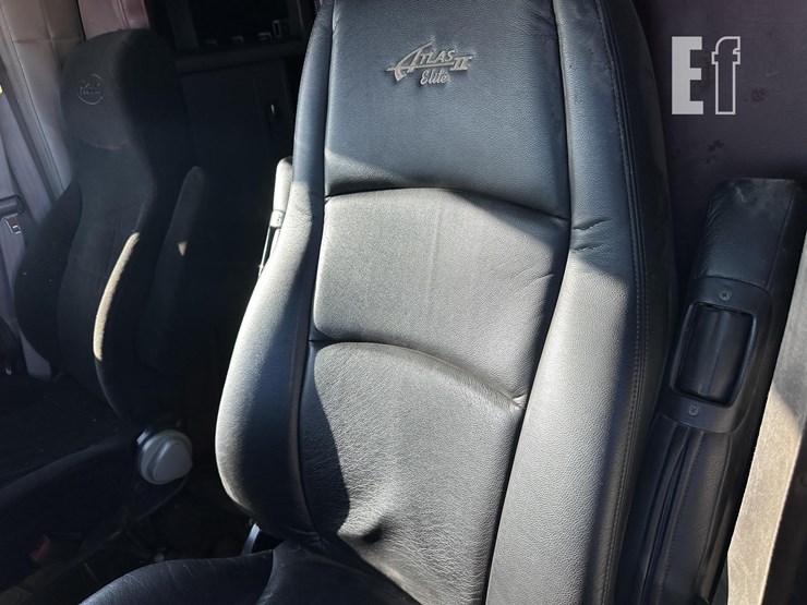 2014-peterbilt-386-image-31