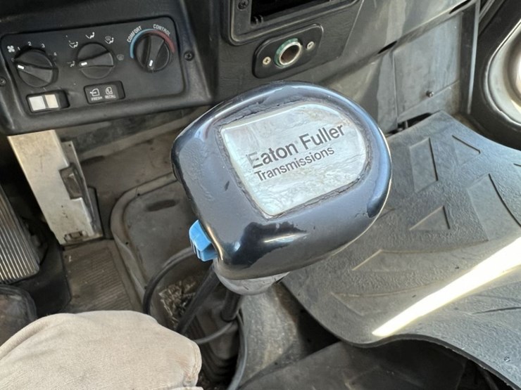 1997-peterbilt-567-image-25