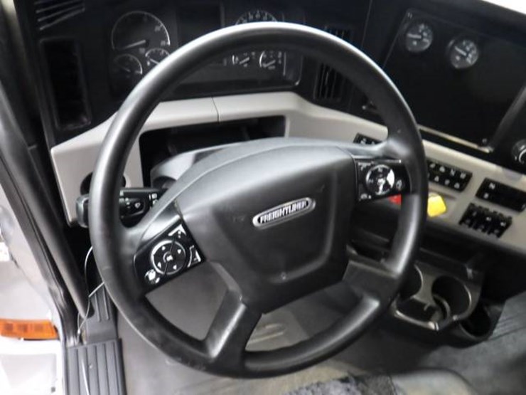 2019-freightliner-cascadia-126-image-19