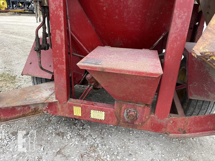 new-holland-354-image-25