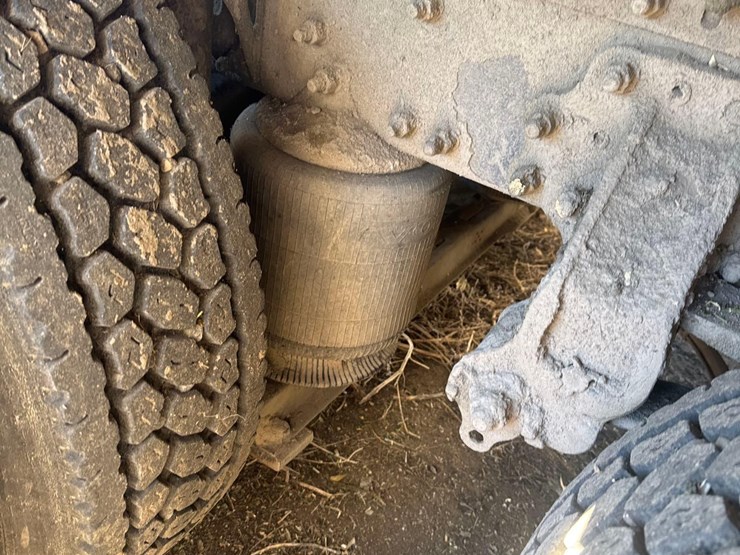 2007-volvo-vnl-semi-truck-image-22