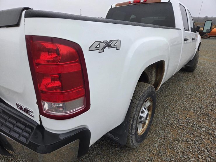 2011-gmc-2500-image-18