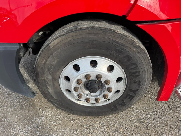 2019-freightliner-cascadia-126-image-7