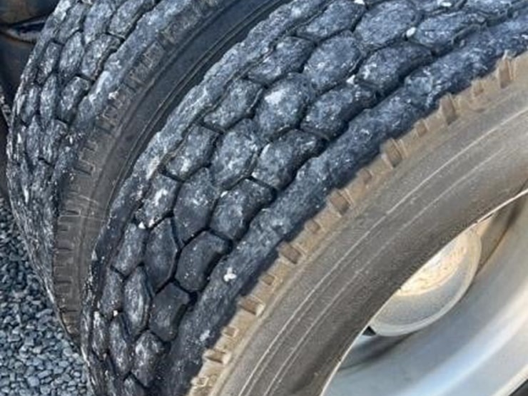 2012-peterbilt-587-image-11