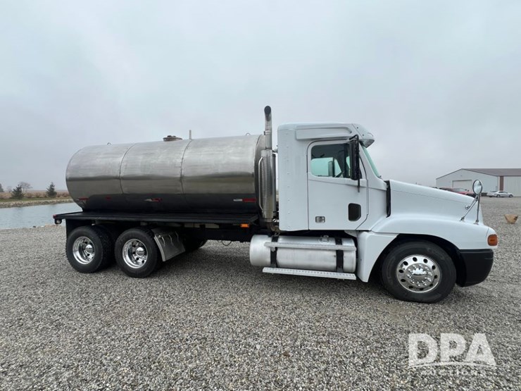 1999-freightliner-flc120-image-12