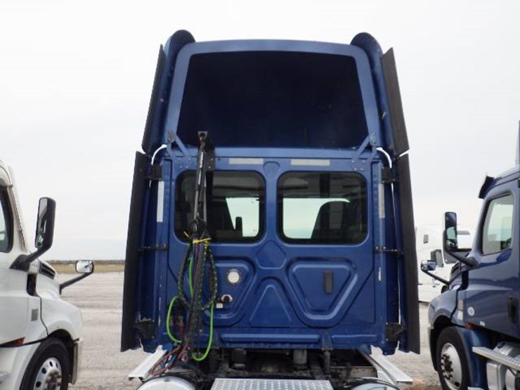 2020-freightliner-cascadia-126-image-13