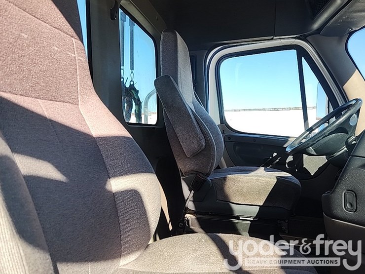 2018-freightliner-cascadia-125-image-32