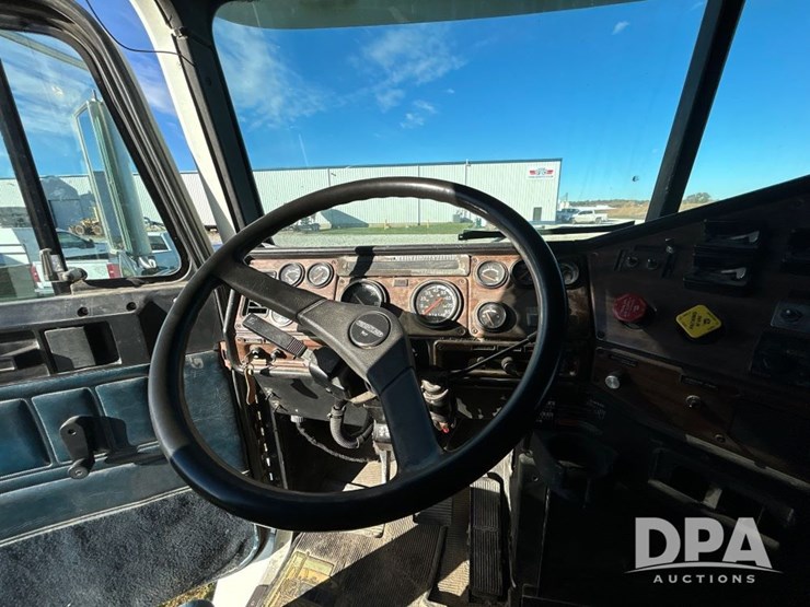 1996-freightliner-fld120-image-62