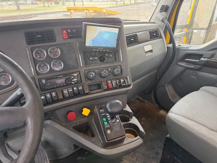 2019-kenworth-t880-image-24