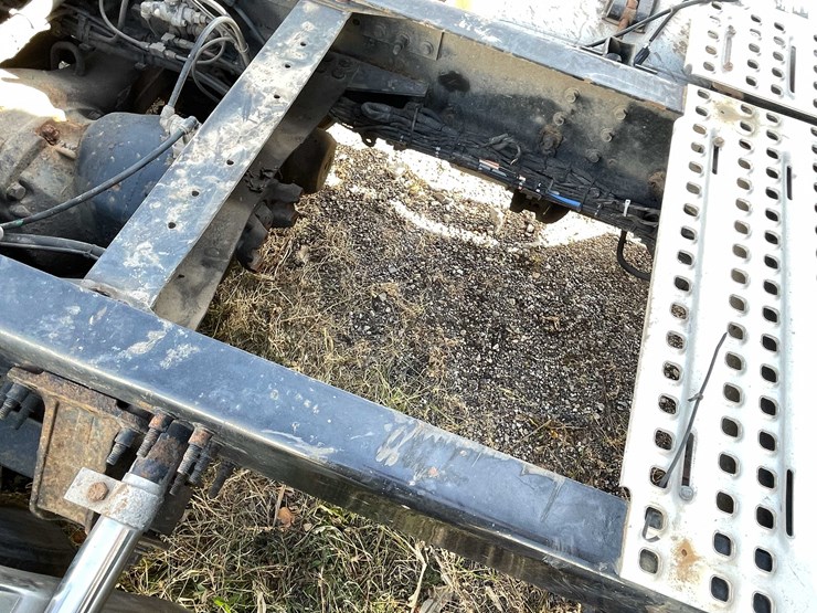 #202-•-2015-volvo-semi-tractor-(has-wi-title)-(denmark,-wi)-image-36