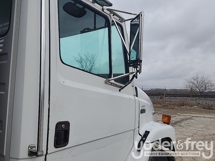 2001-freightliner-fl60-image-28