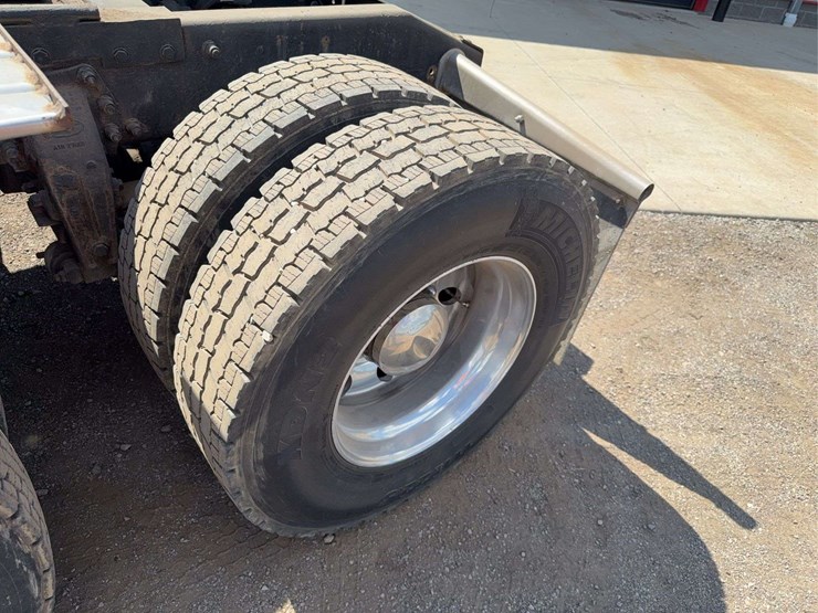 2003-peterbilt-379-image-5