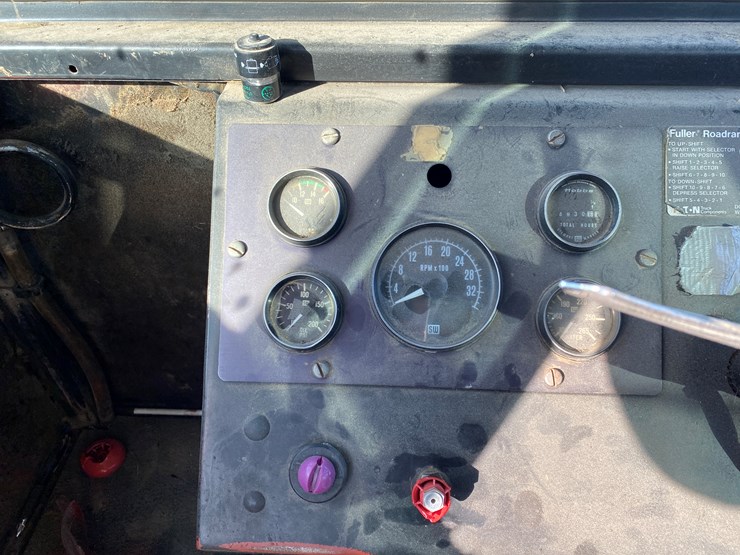 #1300-•-ag-gator-2004-injector-applicator-(colfax,-wi)-image-34