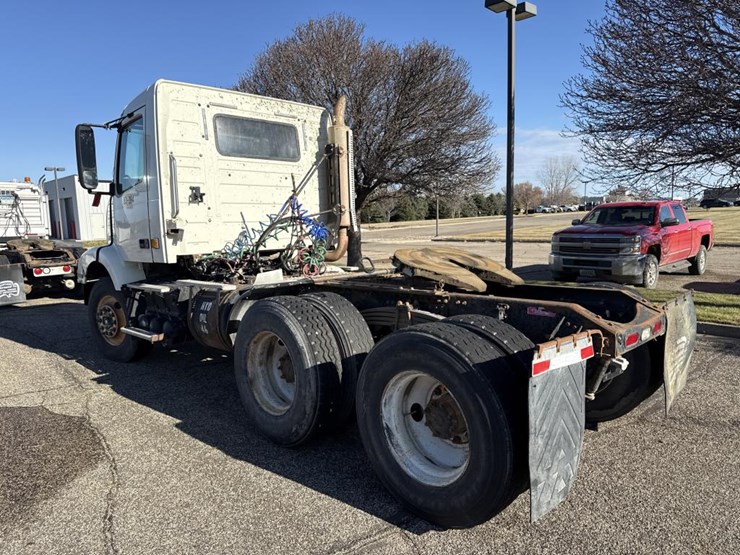 #1994-•-1999-volvo-day-cab-truck-tractor-image-3