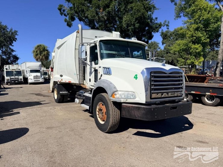 2011-mack-gu812-garbage-truck-image-3