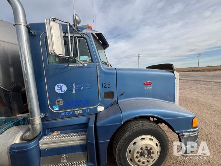 peterbilt-377-image-6