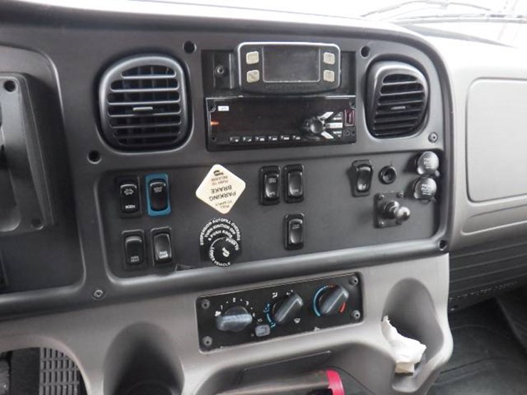 freightliner-m2-106-image-17