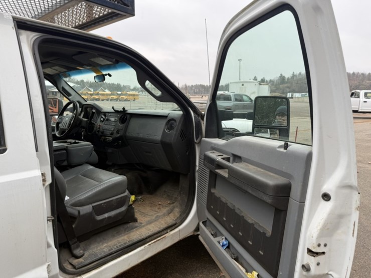 2011-ford-f550-image-29