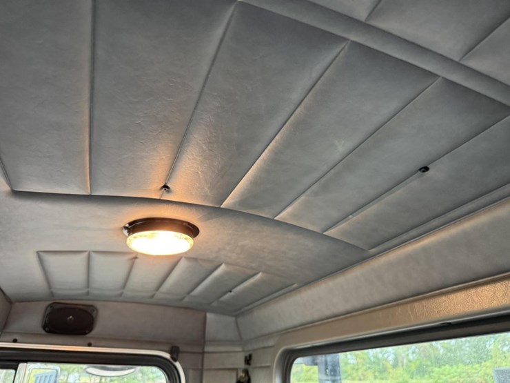 peterbilt-330-image-51