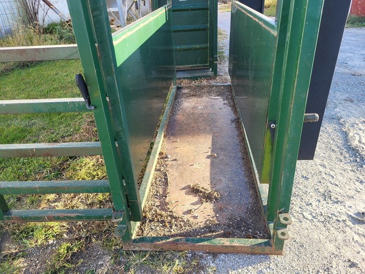 arrow-farmquip-8400-q-catch-cattle-squeeze-chute-w/alley-way---like-new-image-15