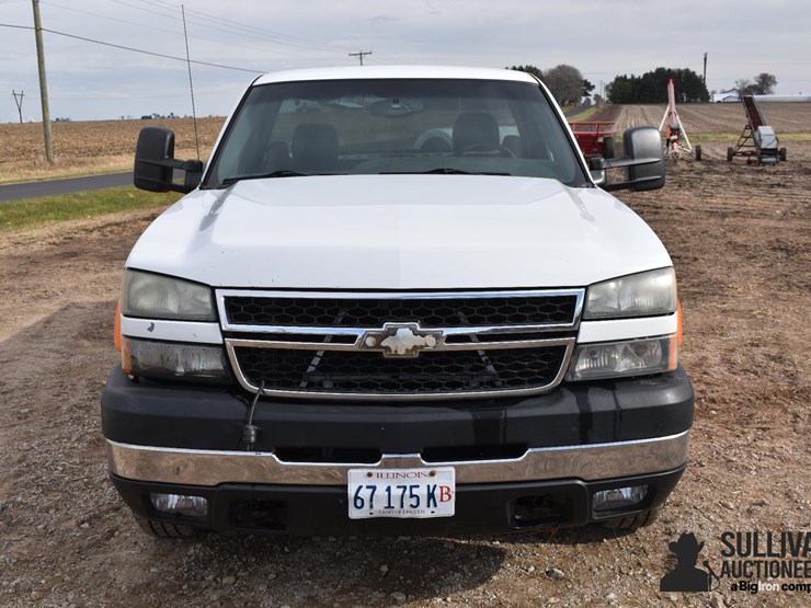 2006-chevrolet-silverado-2500-image-2